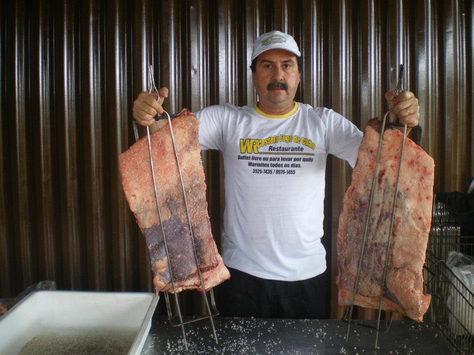 Walter apresenta duas peças de costela antes do preparo